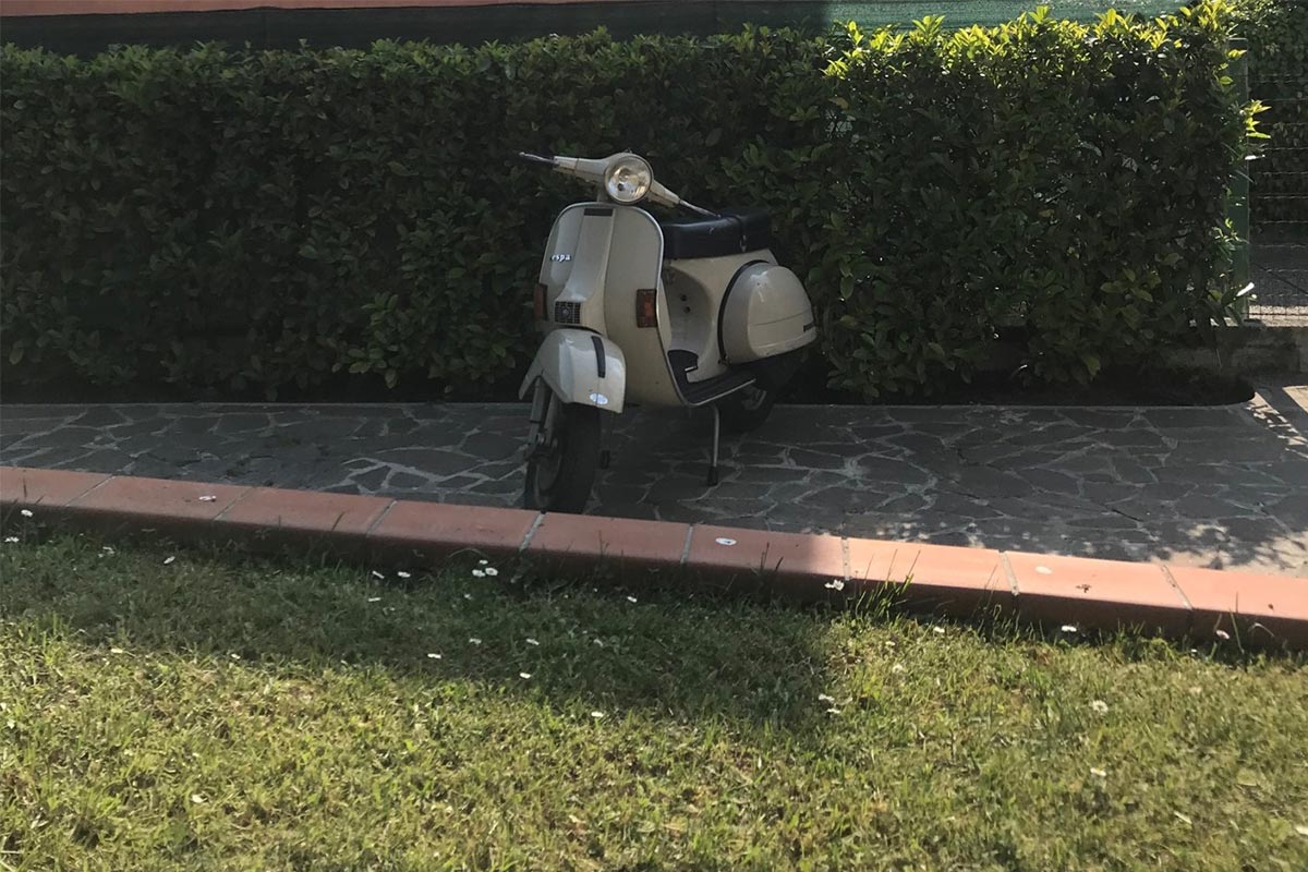 Vespa P200E
